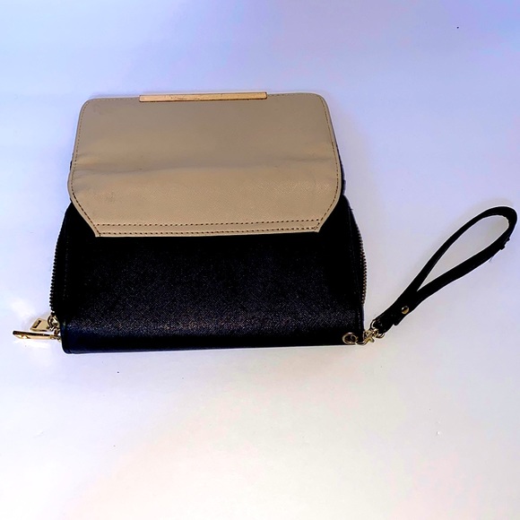 Perfect Party Wristlet! - Picture 4 of 4